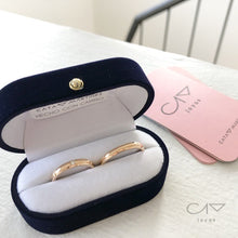 Cargar imagen en el visor de la galería, Argollas de matrimonio inglesas con diamante