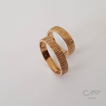 Cargar imagen en el visor de la galería, Argollas de matrimonio con textura vertical