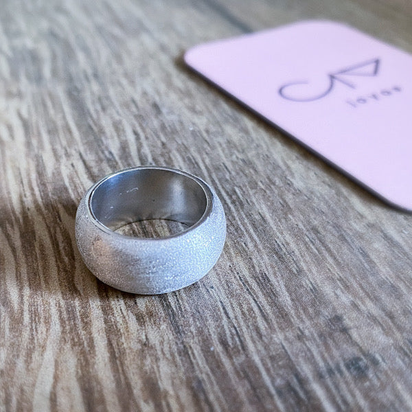 Anillo bombeado texturizado