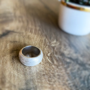 Anillo bombeado texturizado
