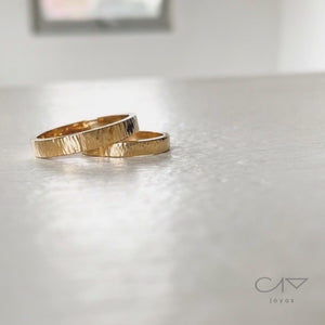 Argollas de matrimonio con textura lineal