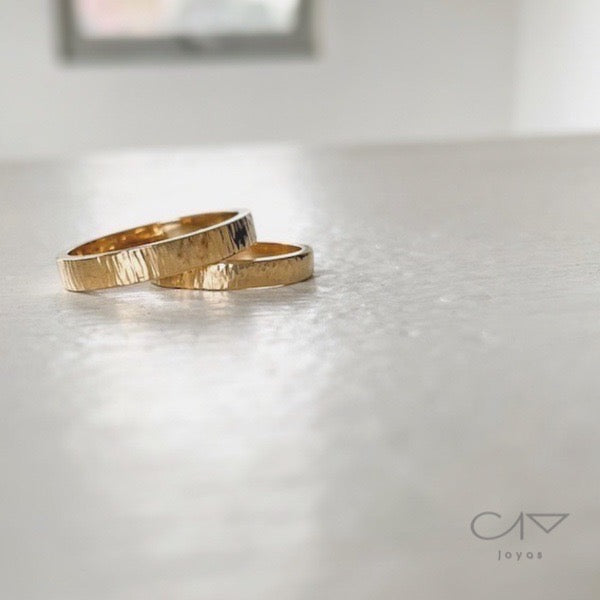Argollas de matrimonio con textura lineal