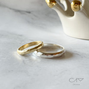 Argollas de matrimonio con textura facetada