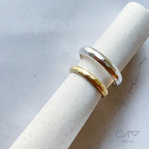 Argollas de matrimonio con textura facetada