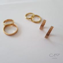 Cargar imagen en el visor de la galería, Argollas de matrimonio con textura vertical
