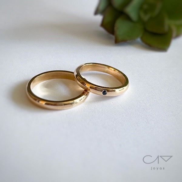 Argollas de matrimonio inglesas de oro miel con Zafiro